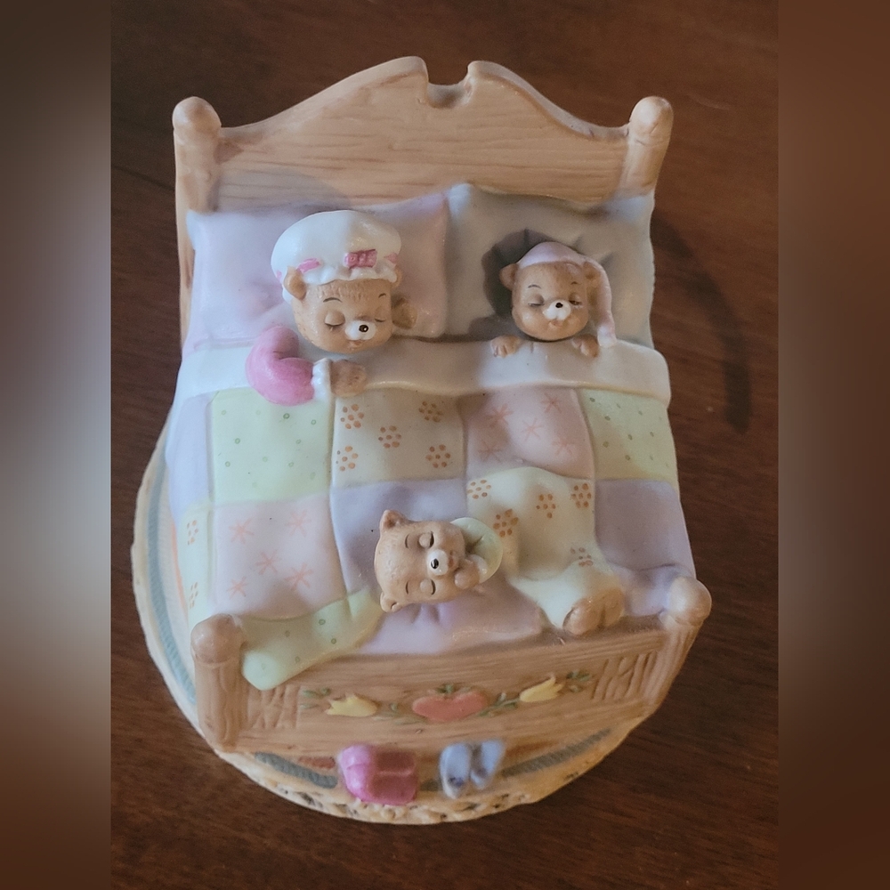 Lefton Adorable Honey Bears Music Box (114)